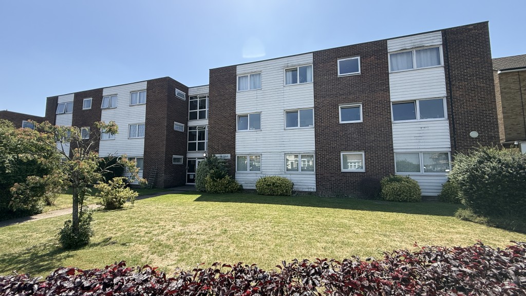 Lot: 87 - VACANT TWO-BEDROOM GROUND FLOOR FLAT IN CONVENIENT RESIDENTIAL LOCATION - External view of building from street level